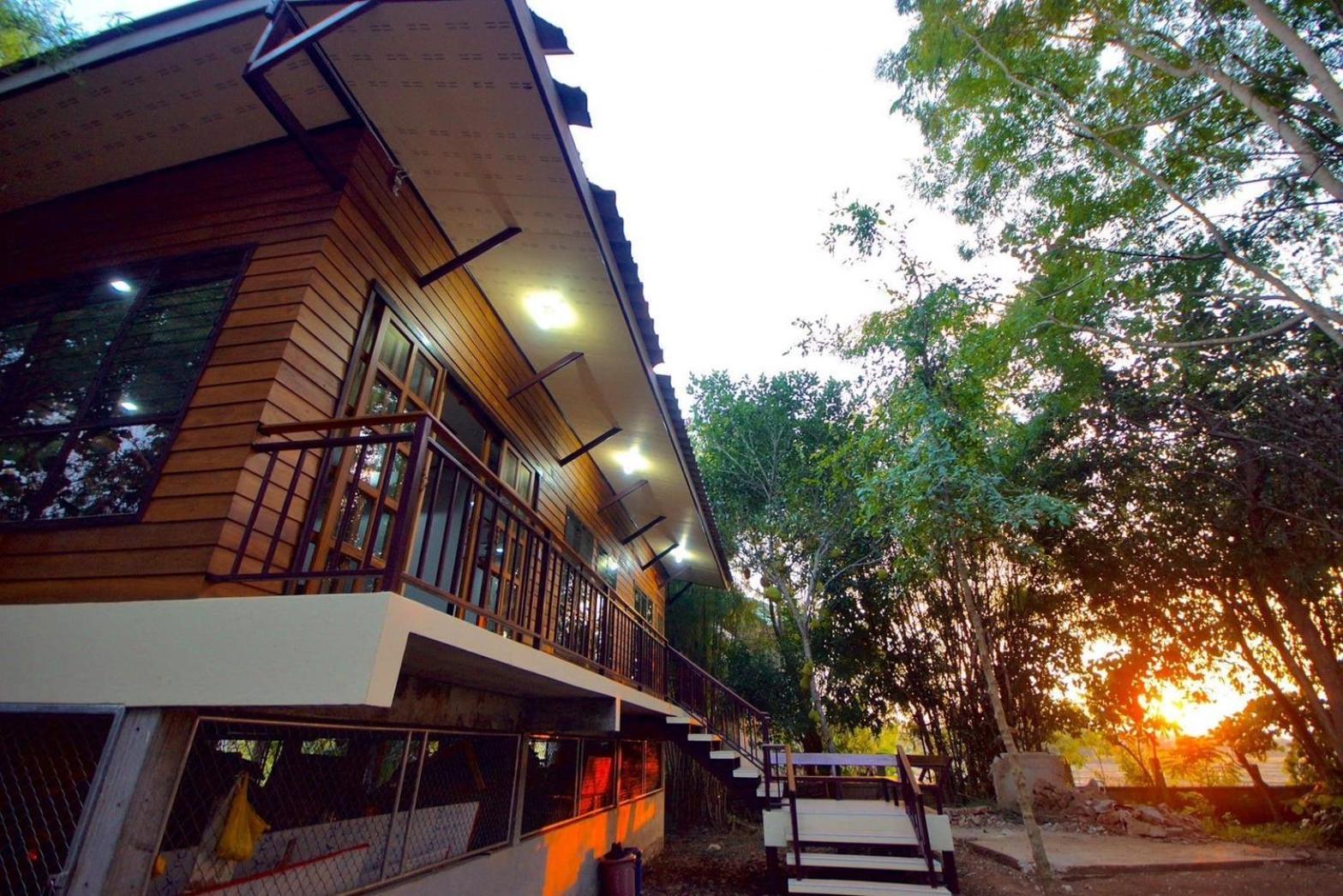 Ferienwohnung เรือนสารภี Phrae Exterior foto